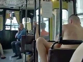Extrême publique sexe en une ville autobus avec tous la passenger regarde la couple baise