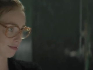 Freya mavor - itu wanita di itu mobil dengan kacamata dan sebuah pistol (2015)