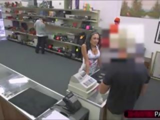 Брюнетка секси латино момиче продава откраднат phones