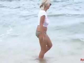 Chloe läheb ülaosata edasi a päev juures a rand - avalik porno