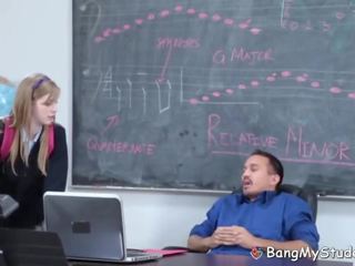 Estúpido estudante fode dela música professora para approval