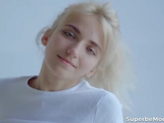 SUPERBE ripened Blonde Bella Luz Strips Naked And films Pussy
