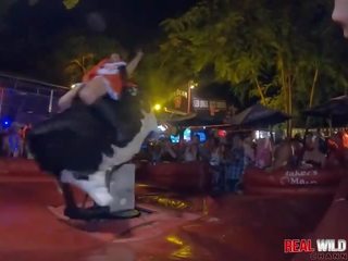 Naakt sletten bull rijden bij flash fest 2018 wild en uit van controle