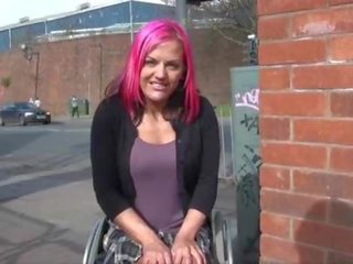 Wheelchair sidottua leah caprice sisään uk vilkkuu ja ulkona alastomuus