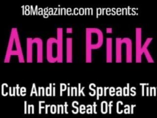 Giggly 매력적인 그리고 나 핑크 스프레드 작은 다리 에 앞 좌석 의 자동차