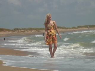 Visi natūralus blondinė mermaid agnes eina lieknas dipping apie as paplūdimys!