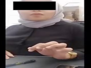 Hijab lassie med stor tuttarna heats hans juvenil vid arbete av webkamera