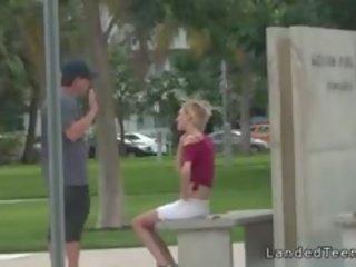 Vollbusig blond teenager knallen im die auto im öffentlich