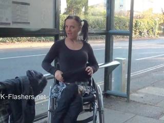 Paraprincess פתוח אוויר ראותנות ו - הַברָקָה wheelchair constrained דבש demonstrating את חם פטמות ו - גזוז פות ב ציבורי