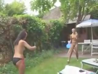 Kaksi tytöt yläosattomissa tennistä, vapaa twitter tytöt porno video- 8f