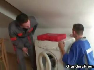 Две repairmen трясък голям бюст баба от и двете краища