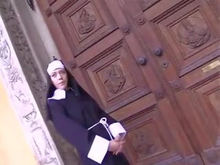 Likainen nunna annette pissed päällä