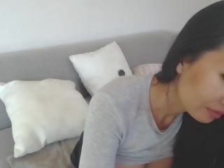 Sexy asiática leilee cámara web burlas en la sofá: gratis porno 0e
