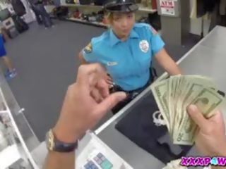 Wanita petugas polisi mencoba untuk menggadaikan dia pistol