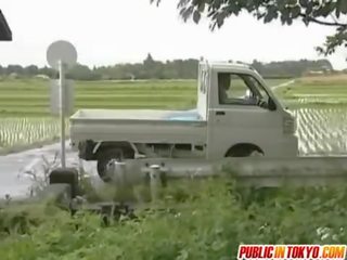 Japonais trentenaire est baisée sur une truck
