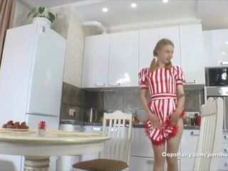 Kristinka thủ dâm với đồ chơi trong dining phòng bẩn quay phim vids