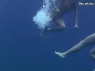 Underwater simning flickor på tenerife