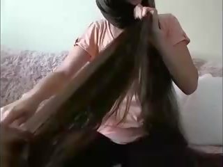 Tentador longo cabeludo morena hairplay cabelo brush molhada cabelo