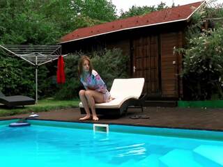 Ungarisch zierlich schlank feature hermione nackt im schwimmbad