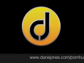 Danejones impresionante morena en amor