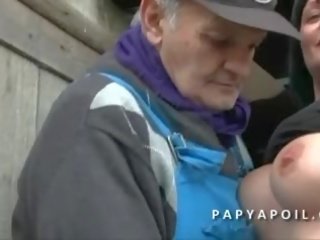 Papy baise a 2 une bonne inang kaakit-akit et ejac sur ses gros seins