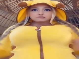 授乳中 ブロンド 三つ編み おさげ pikachu 吸います & spits ミルク 上の 巨大な おっぱい 跳ねます 上の ディルド snapchat セックス vids再生