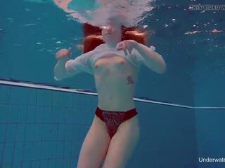 Onderwater zwemmen deity alice bulbul