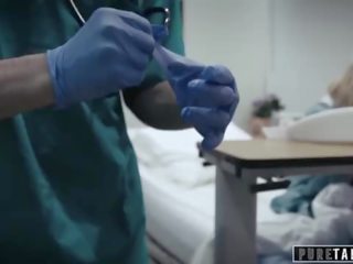Pure tabu perv doc ger tonårs patienten vaginaen tentamen
