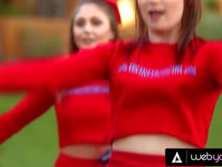 Ariana marie otsatukka hänen rude cheerleaderin joukkue captain kanssa dakota skye ja niiden uusi lisäys x rated video- vids