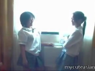 Dva najstnice lezbijke azijke dekleta fukanje okoli