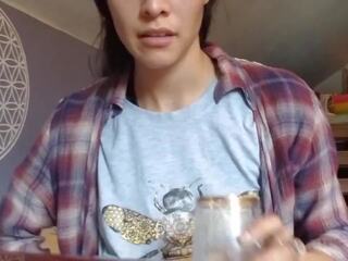 Latina caresses lapte de la o pițigoi pentru youtube
