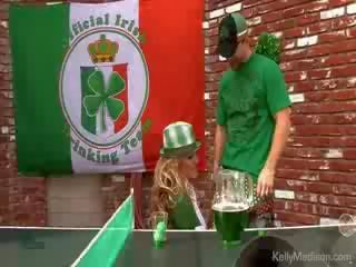 Gros seins femme et vert bière faire pour une amusement st paddys jour