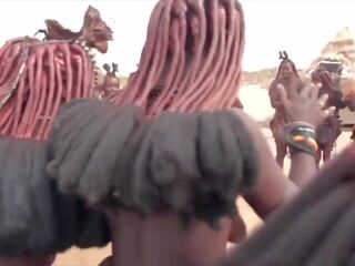 Agiz ama himba kadın dans ve salıncak onların sarkık tüysüz etrafında