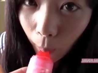 Kauniita kimainen korealainen tyttö ottaa seksi