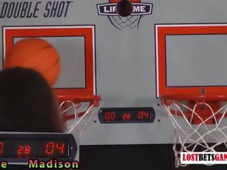 두 숭 비할만한 소녀 놀이 에이 경기 의 조각 농구 shootout