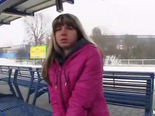 Slimmad euro flicka körd i en tåg cabin