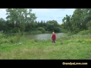 Nonno prende fortunato con un bionda pupa in il pubblico parco