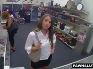 Mamalhuda morena tentando para vender um bugle em o penhor loja