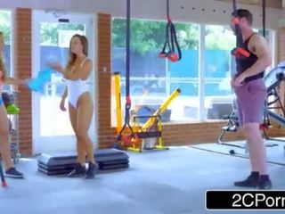 Stor tit kyllinger faen fitness instructor i en gym - abigail mac, nicole aniston