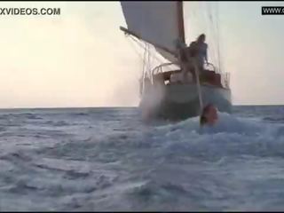 Elizabeth hurley - toples & tirkistely - der skipper (1999)