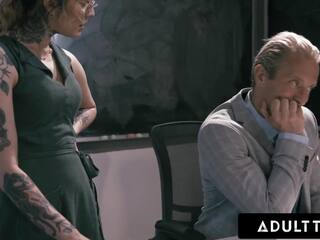 Inked baddie seduces fost therapist în Adult video