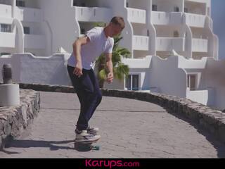 Tremendous bonita adolescente patinador chavala toma su pájaro carpintero profundo en su coño