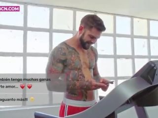 كبير فم tattoed العضلات رجل سخيف خشن مع جبهة مورو شقراء رائع اتينا كبير الثدي كوكب الزهرة afrodita