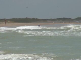 Tudo natural loira mermaid agnes vai magrinha dipping em o praia!